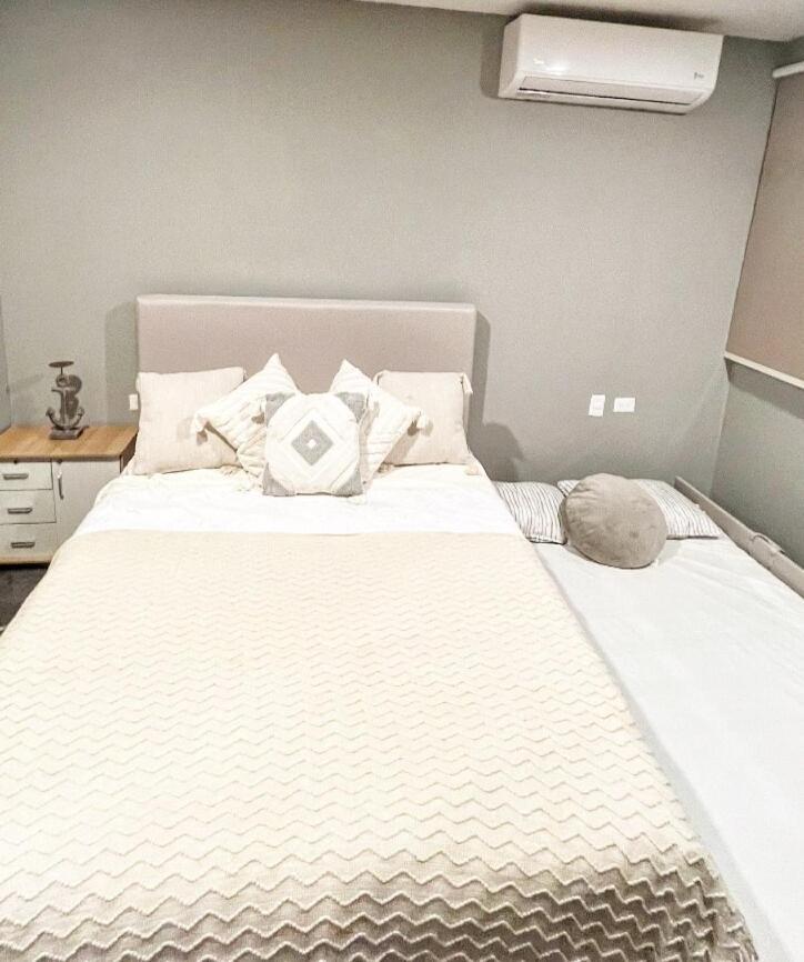Luxury 2bdr With Direct Pool In Paramar Black Apartment