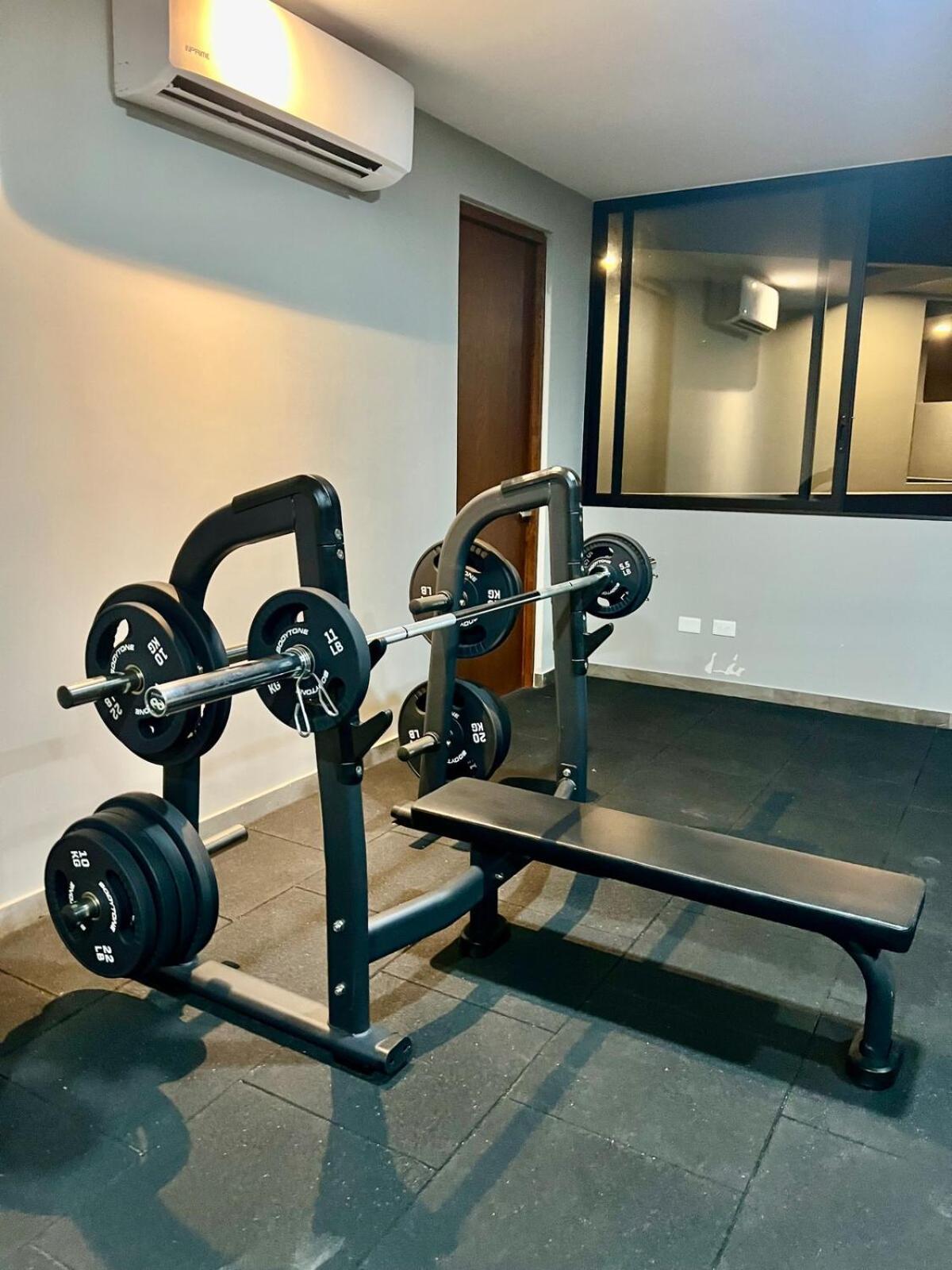 Luxury 2bdr With Direct Pool In Paramar Black
